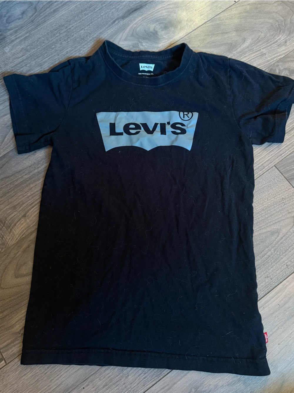 Black Levi’s Tee